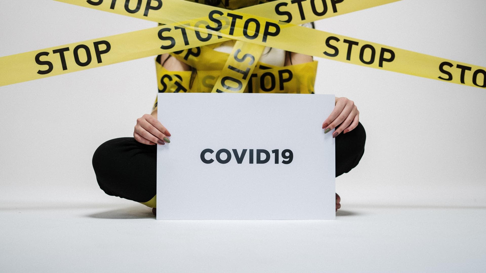 Mensch mit Corona Schild