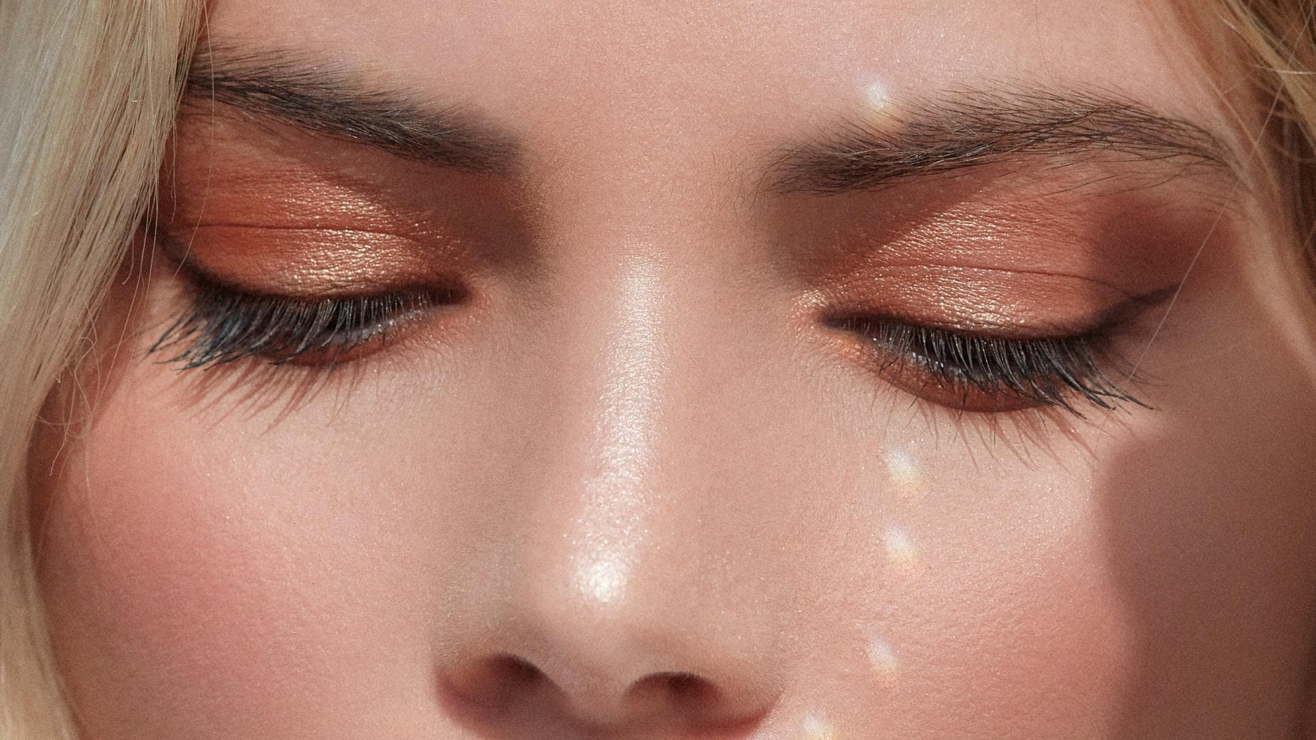 Junge Frau mit schönen langen Wimpern