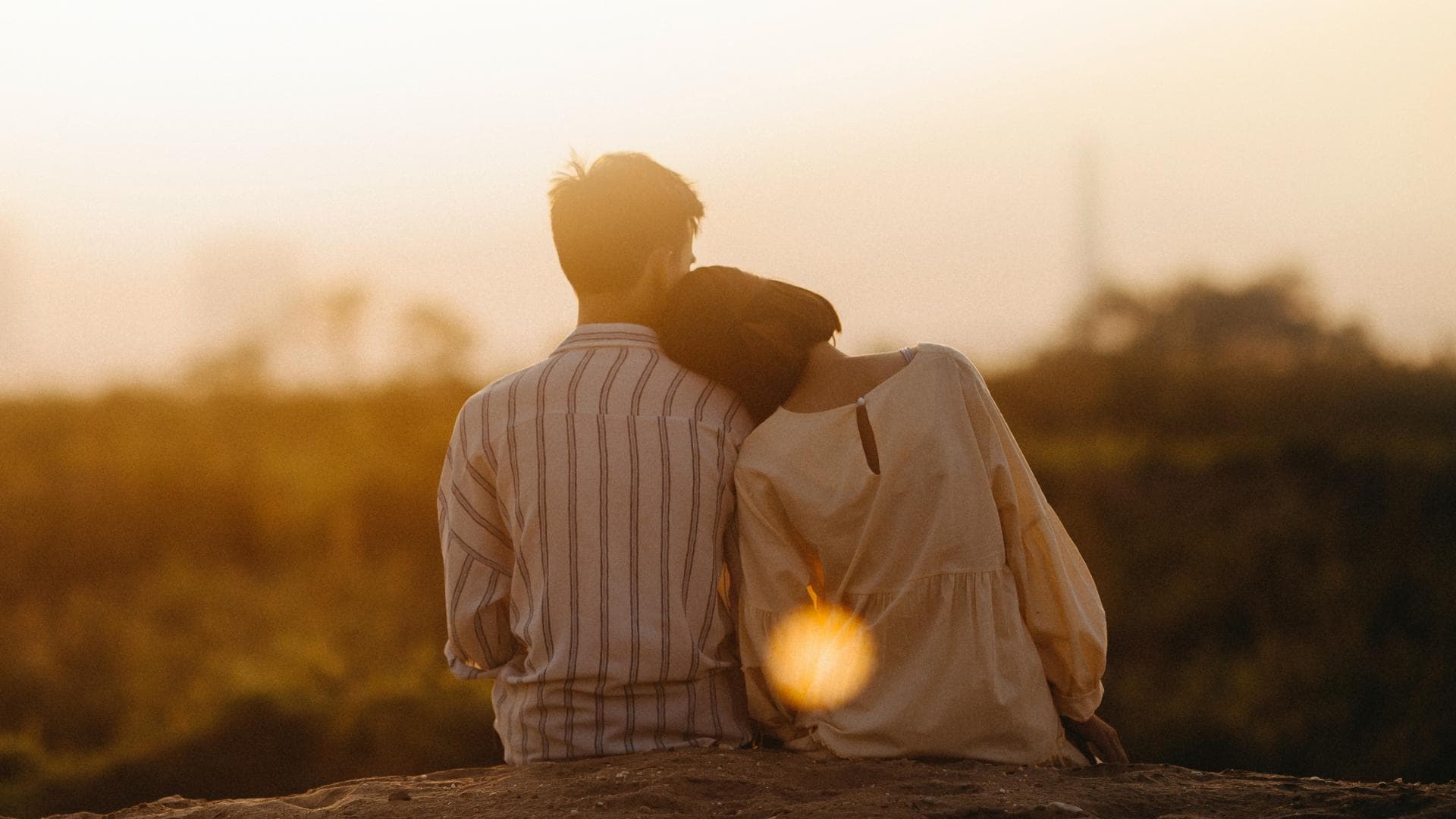 Frau und Mann sitzen nebeneinander