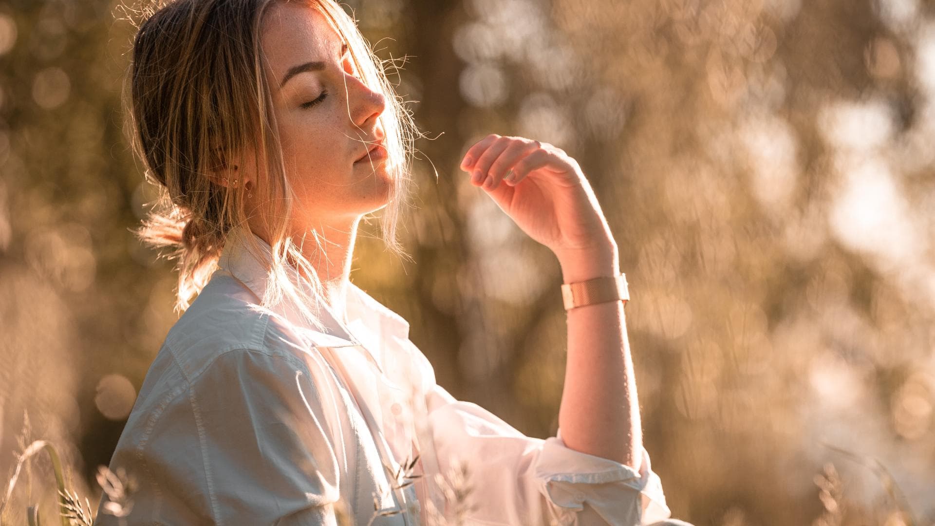 Frau auf einer Wiese