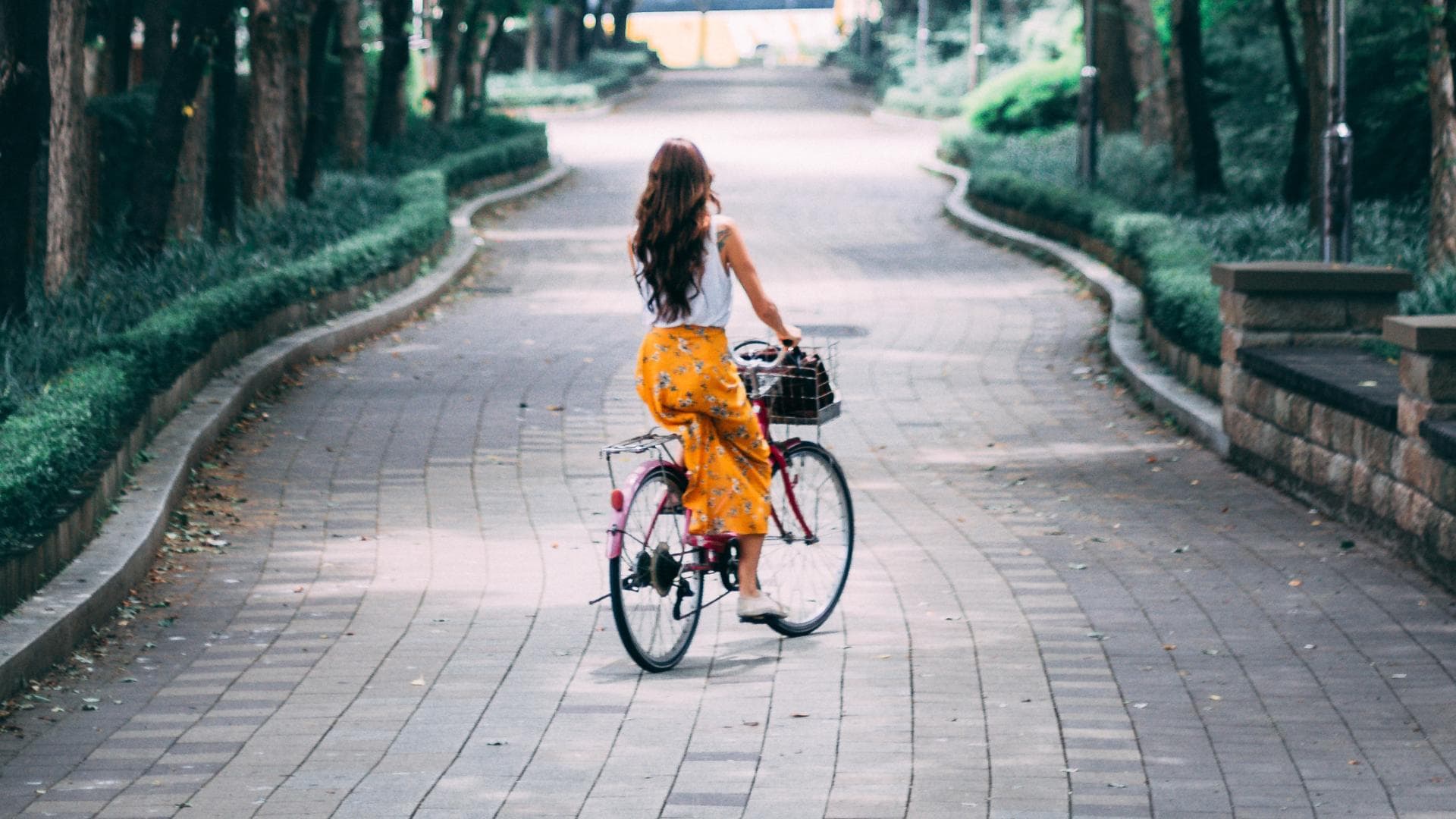 Mädchen mit Fahrrad im Park