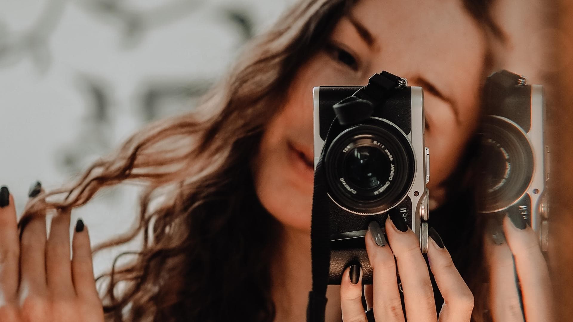 Frau mit lockigem Haar