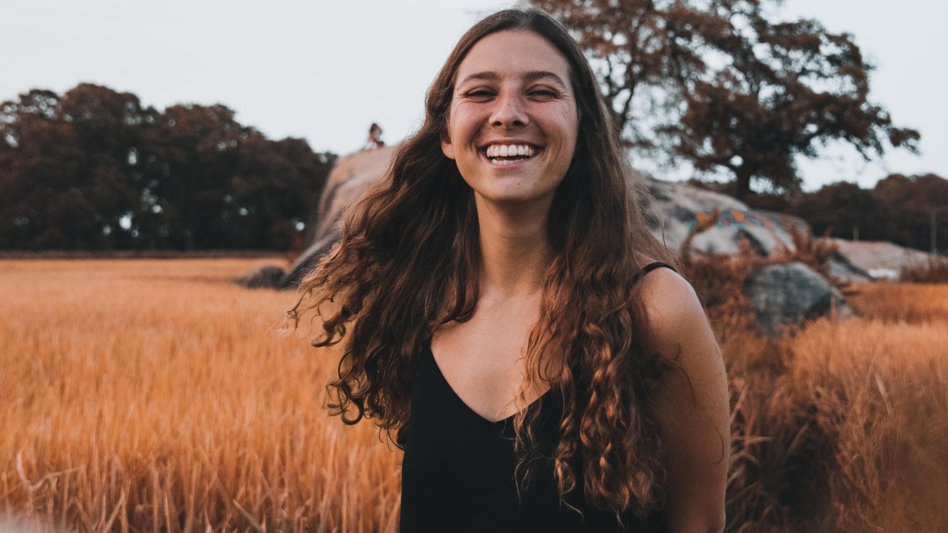 Frau lachend in der Natur