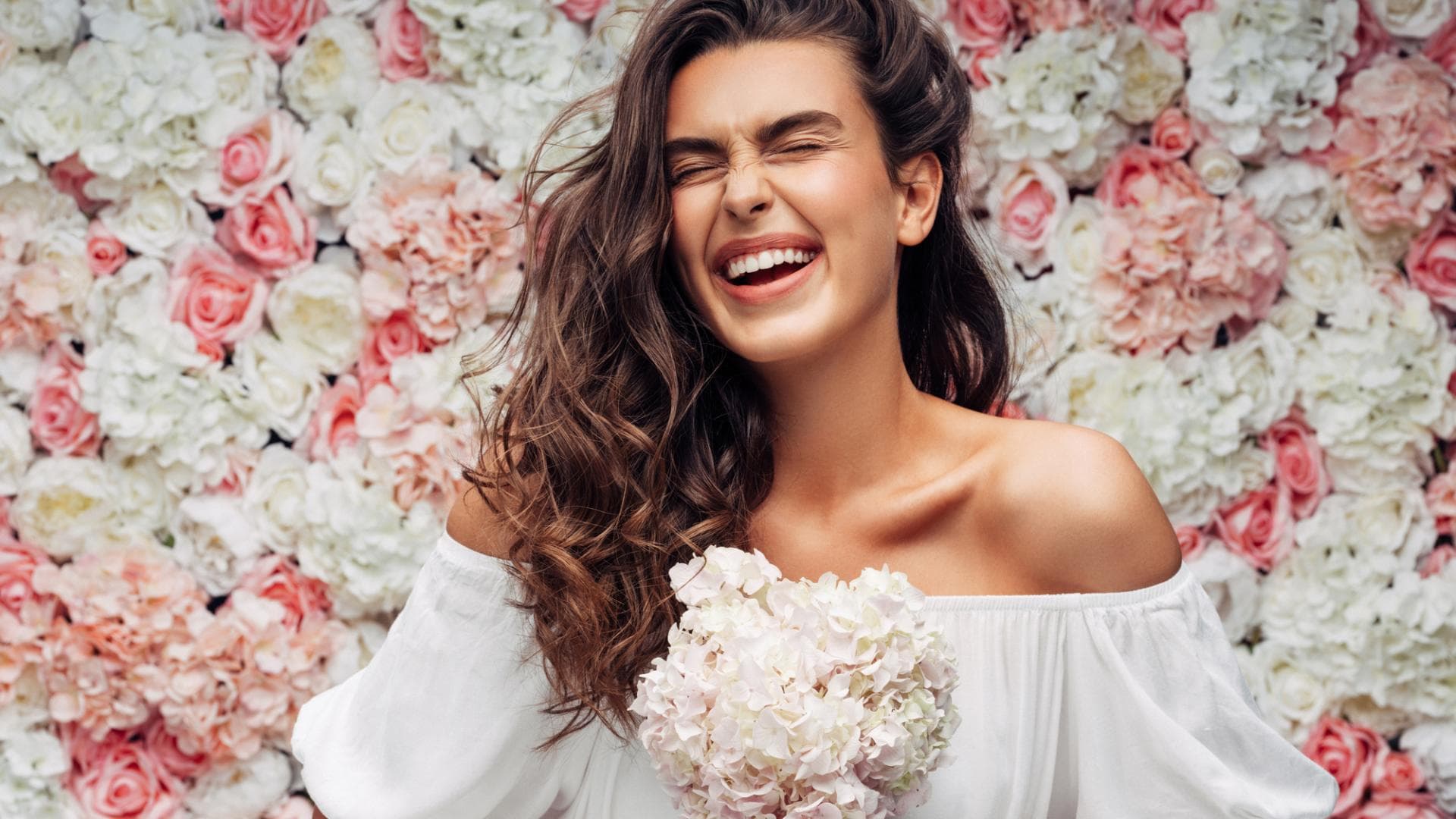 Frau glücklich mit Rosen in der Hand