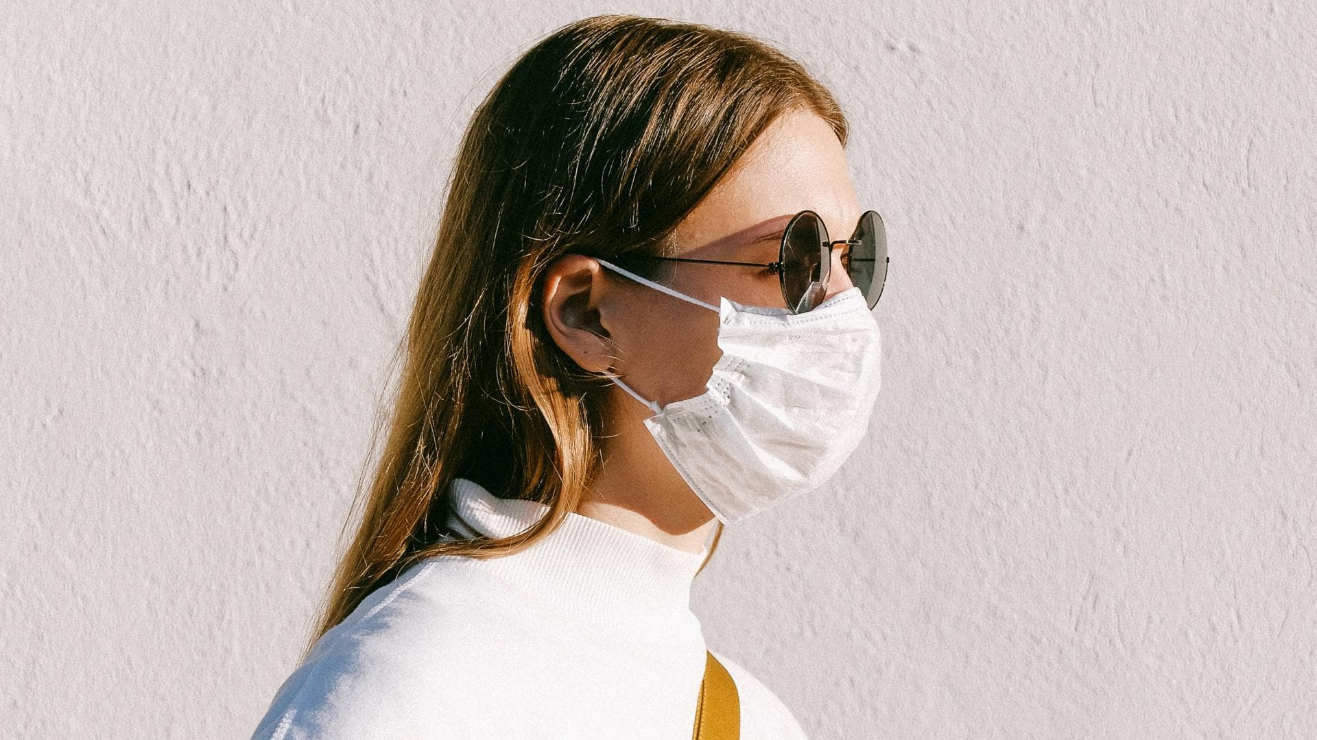 Frau mit Mundschutz und Sonnenbrille