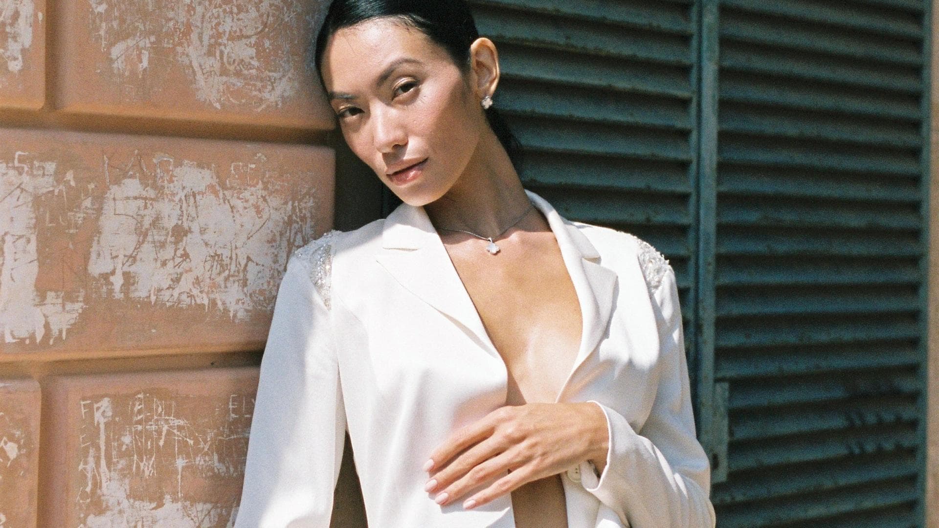 Frau mit sommerlichem Outfit