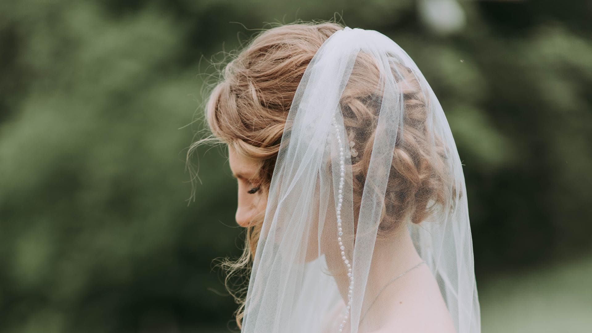 Braut mit Blumenstrauß und Schleier