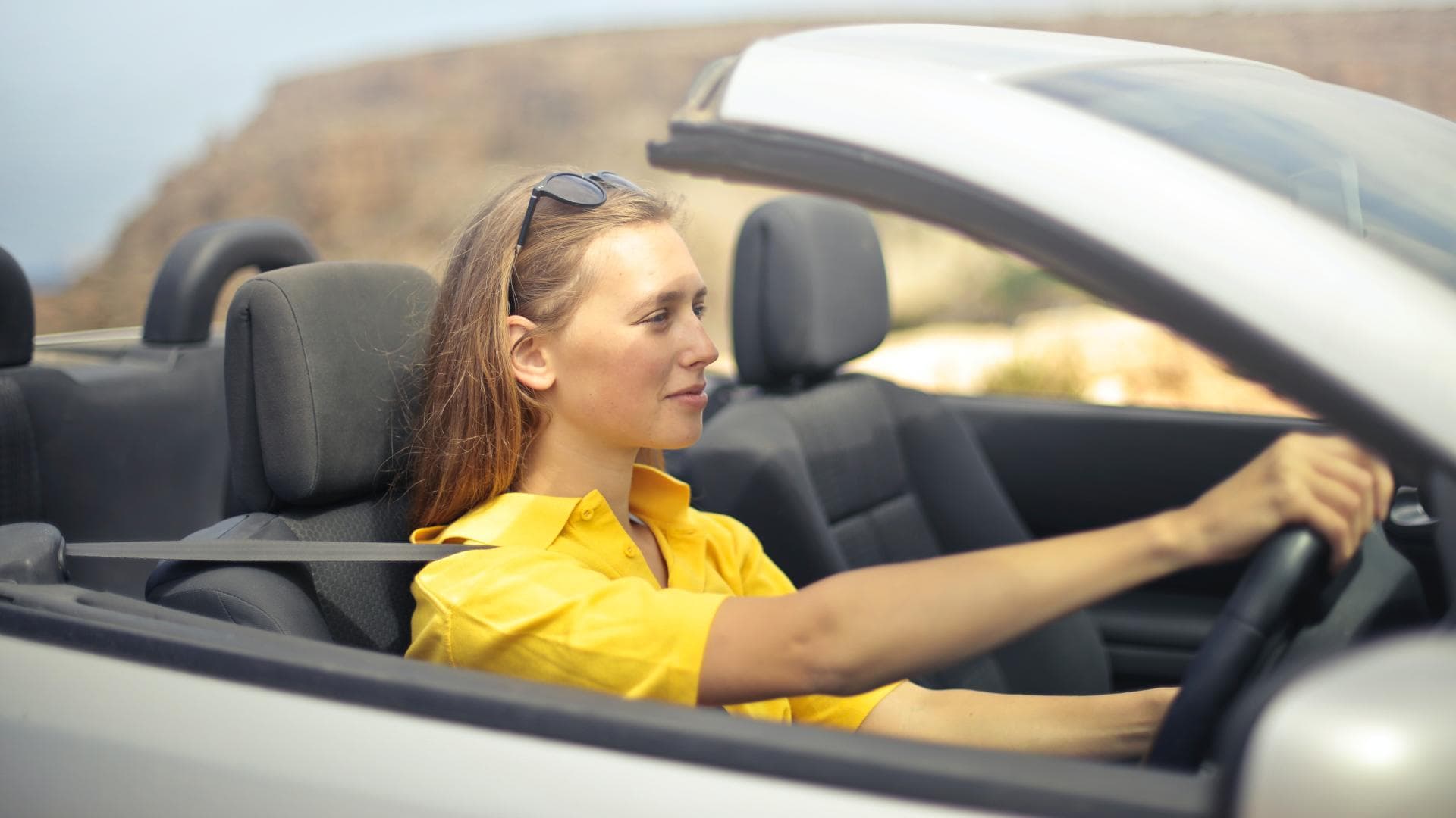 Frau im Auto