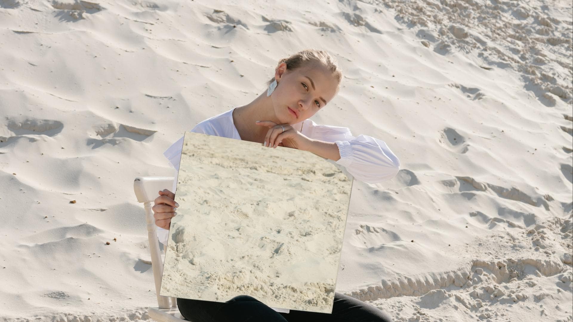 Frau sitzt in Wüste