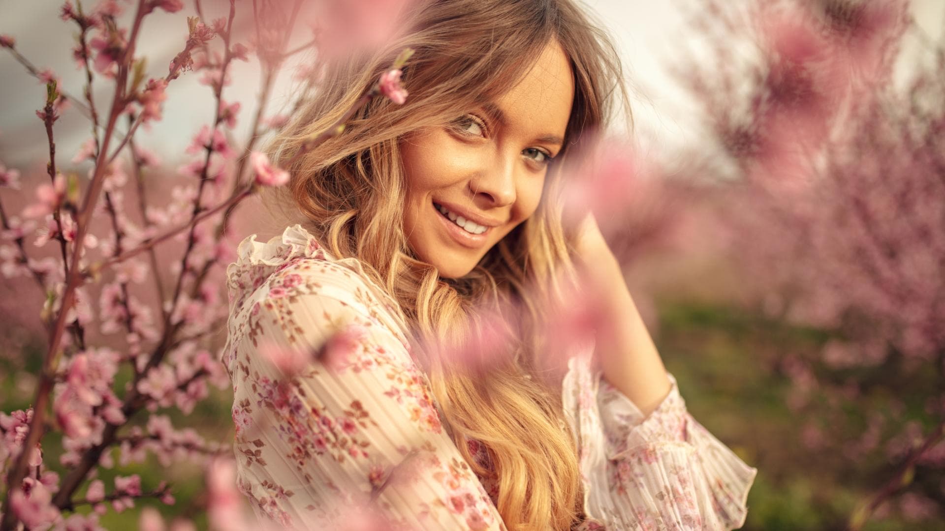 junge Frau mit langen Blonden Haaren 
