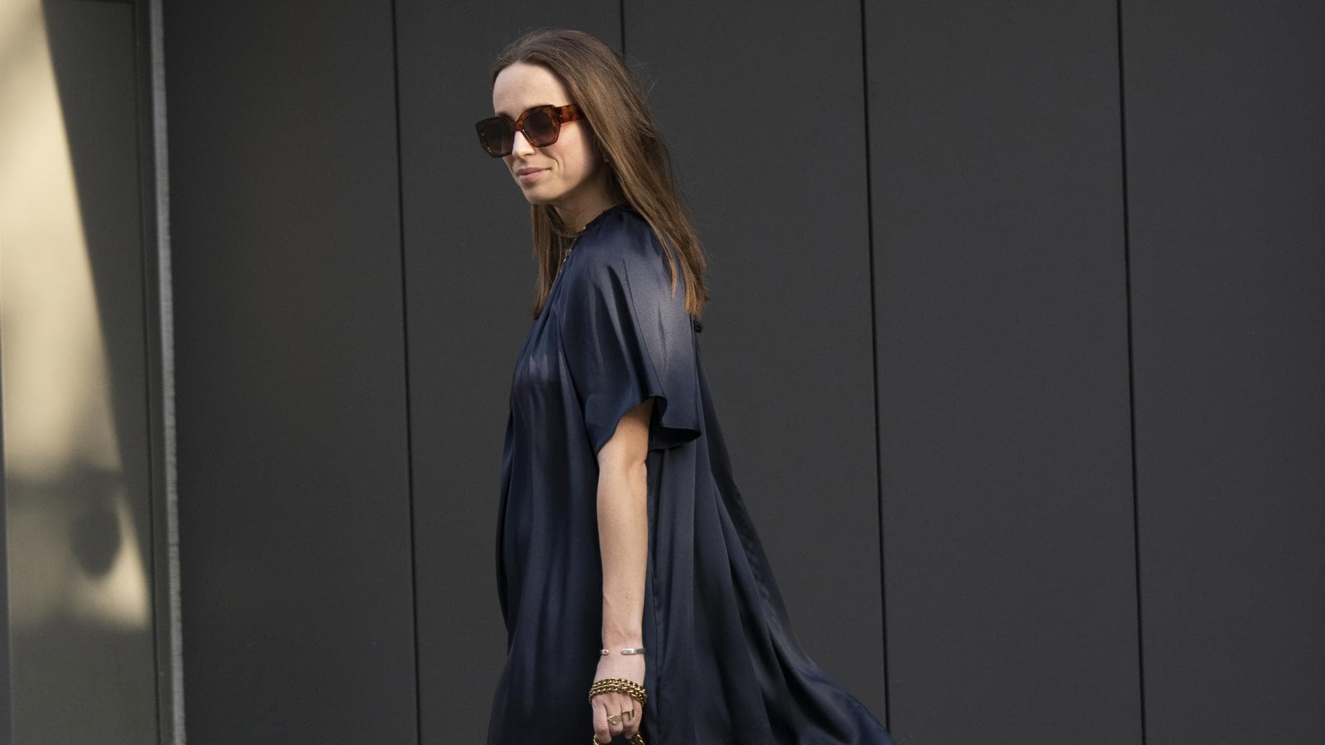 Frau mit schwarzem Maxikleid