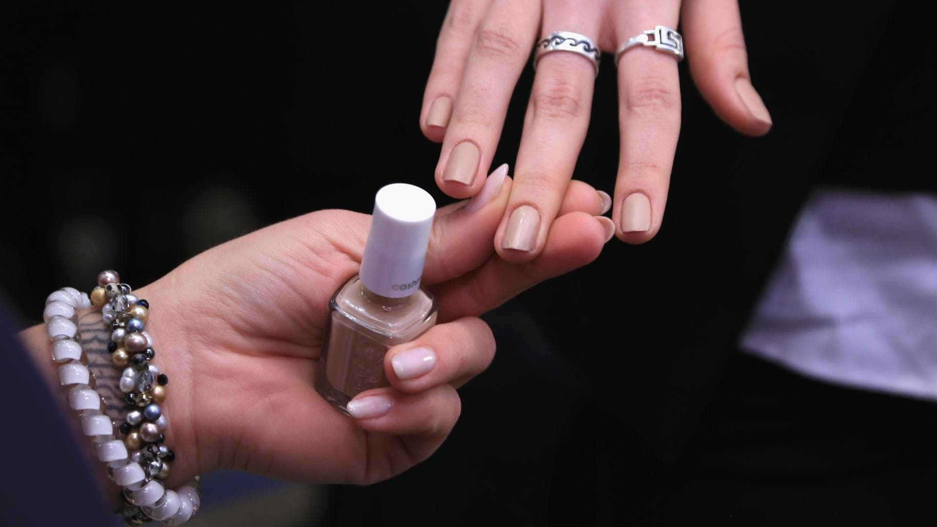 Fingernägel lackieren