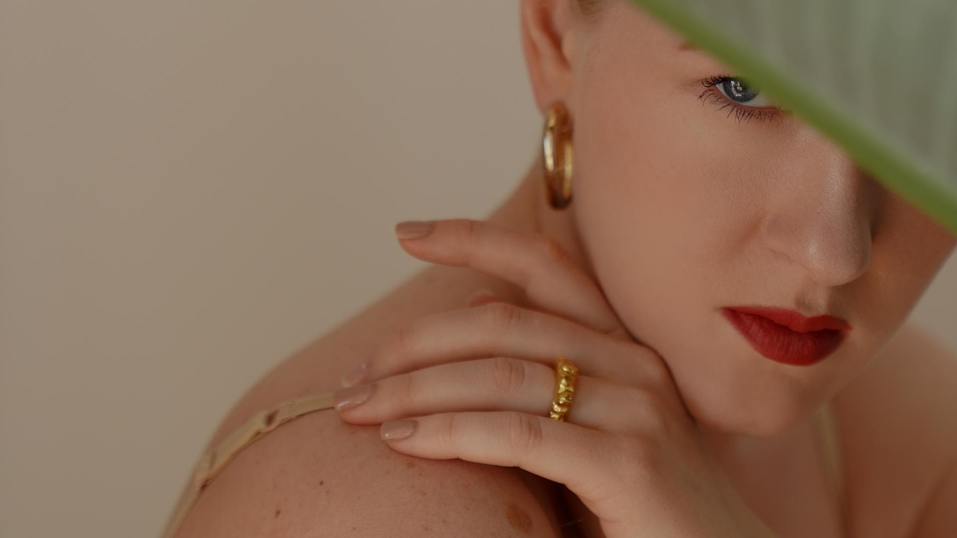 Frau mit roten Lippen