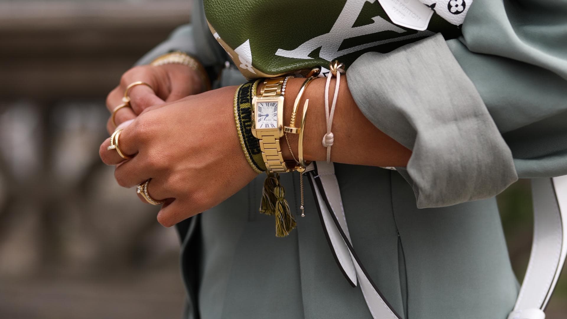 Influencer mit Schmuck und Accessoires
