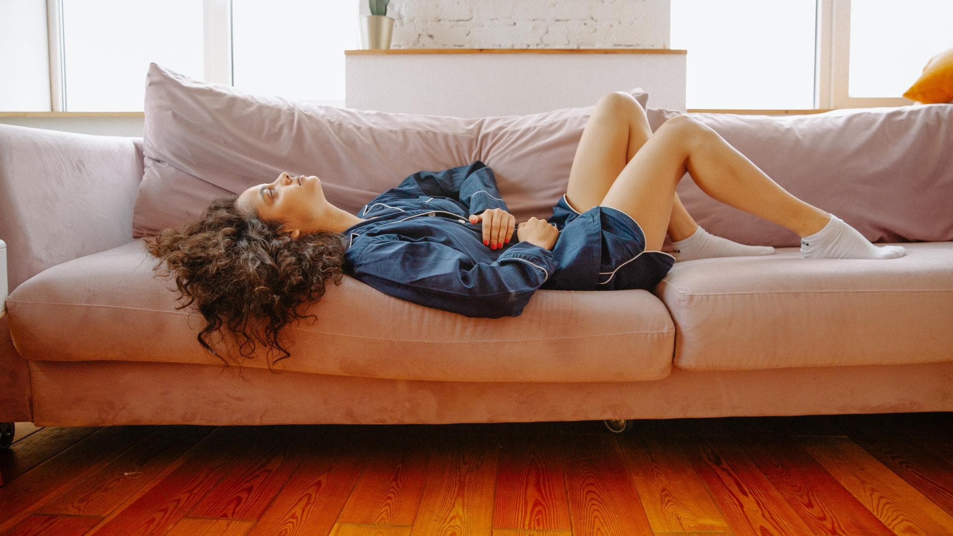 Junge Frau leidet unter Bauchschmerzen