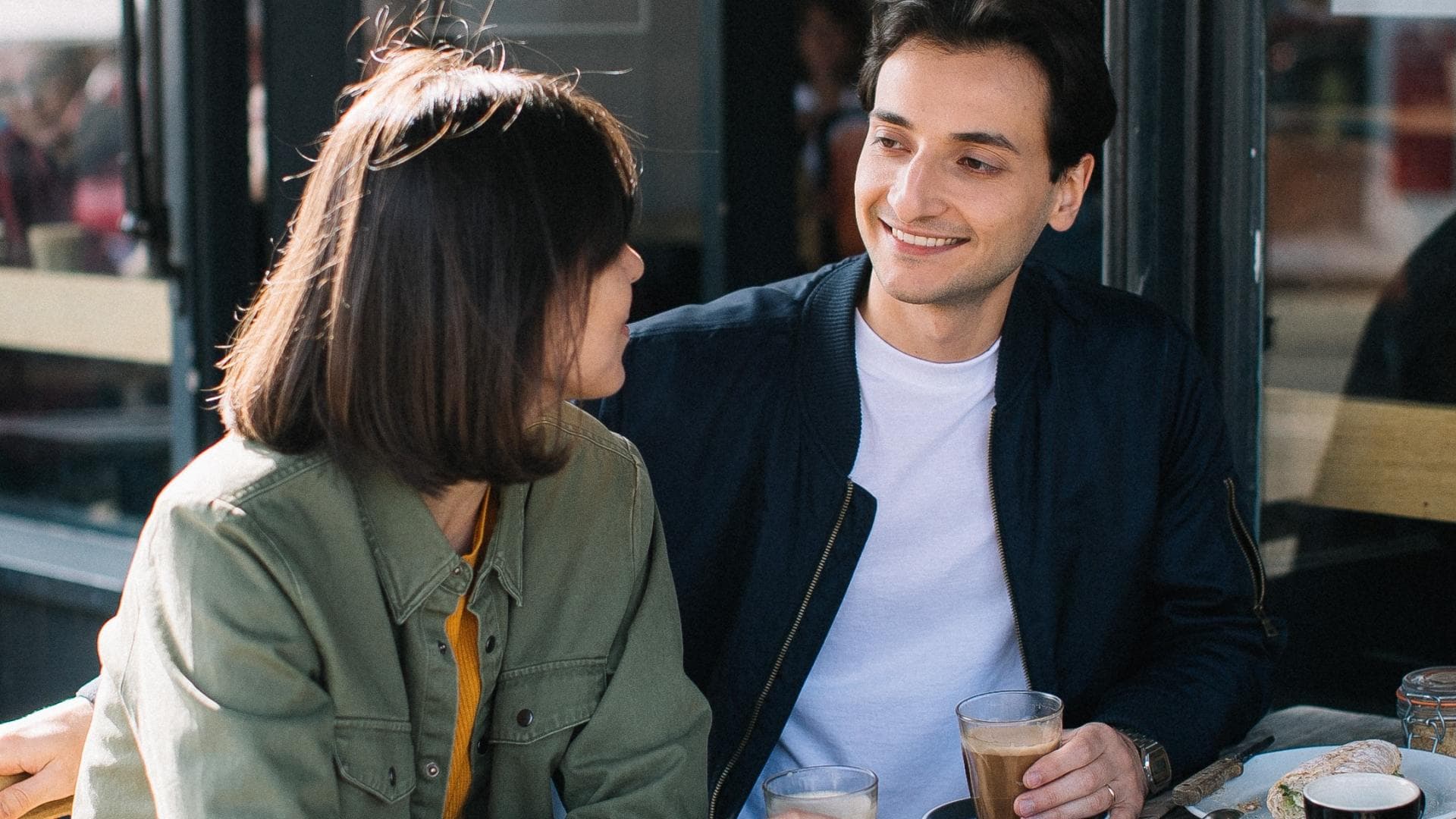 Frau und Mann trinken Kaffee und essen kuchen