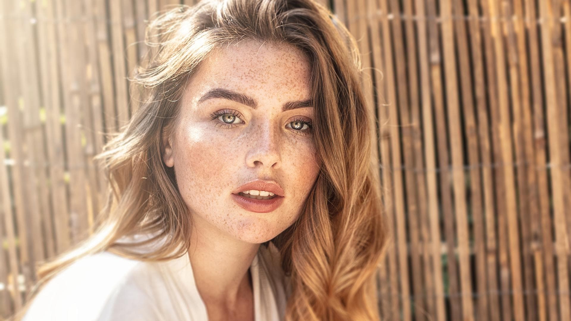 Schöne Frau mit Sommersprossen