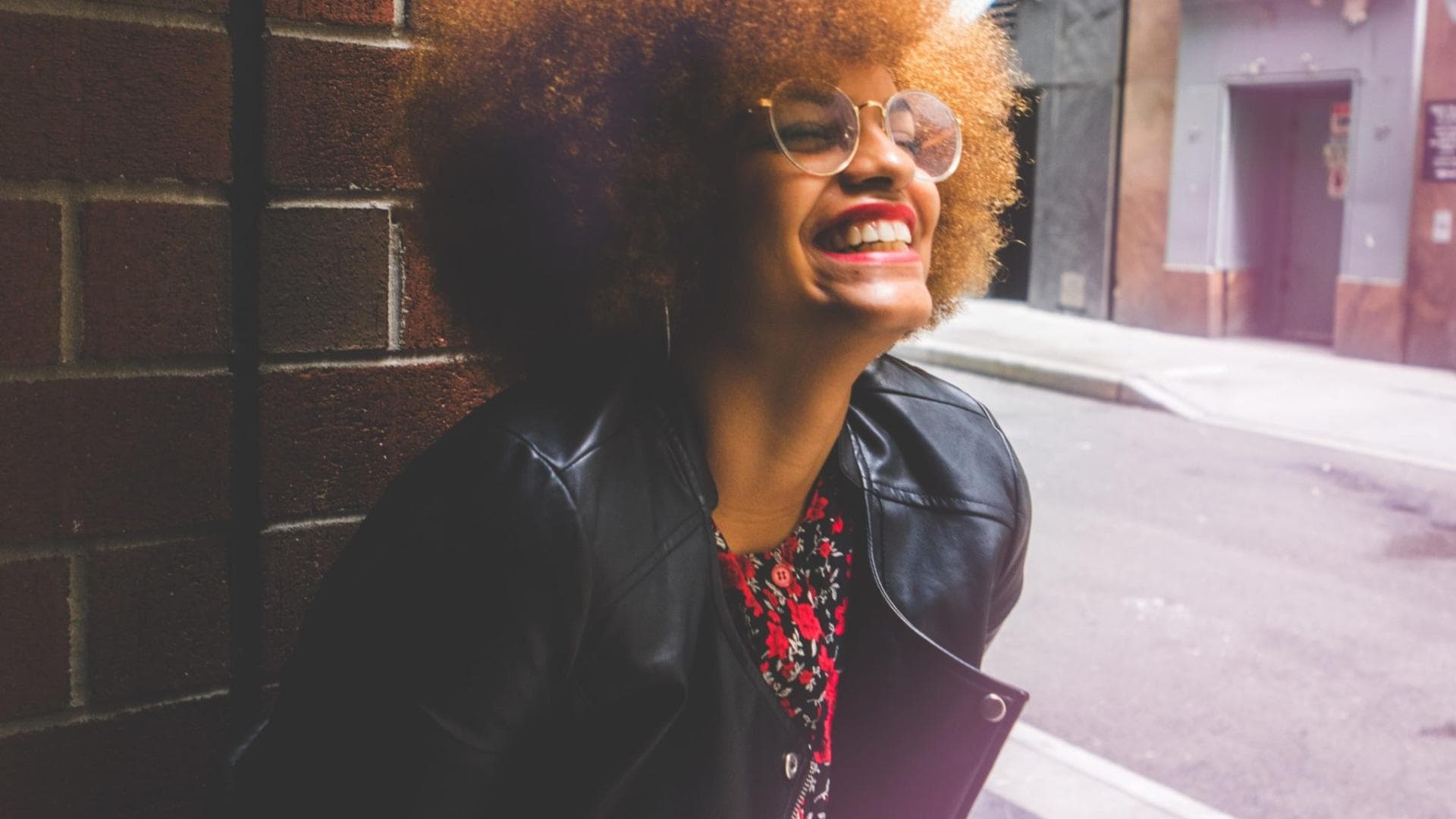 Frau die herzlich lacht