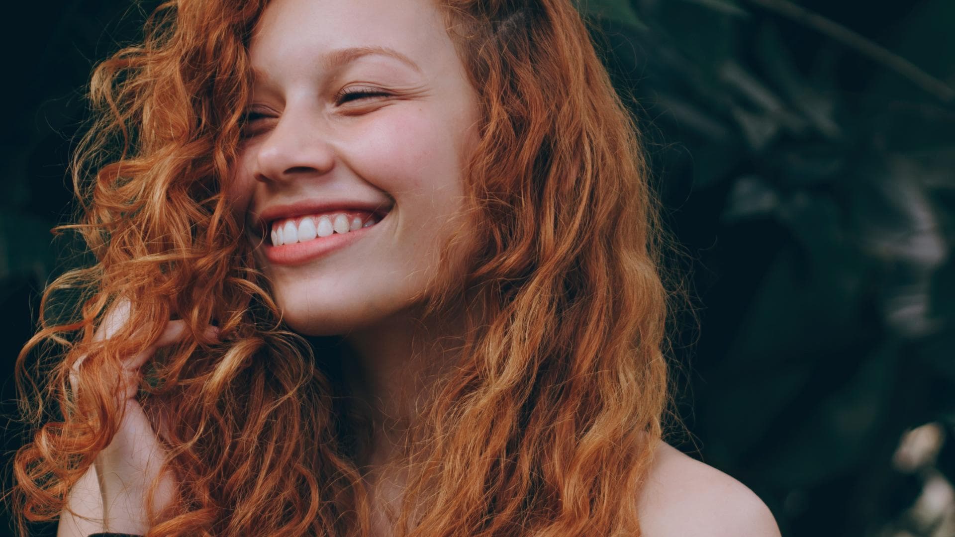 Frau mit roten Locken