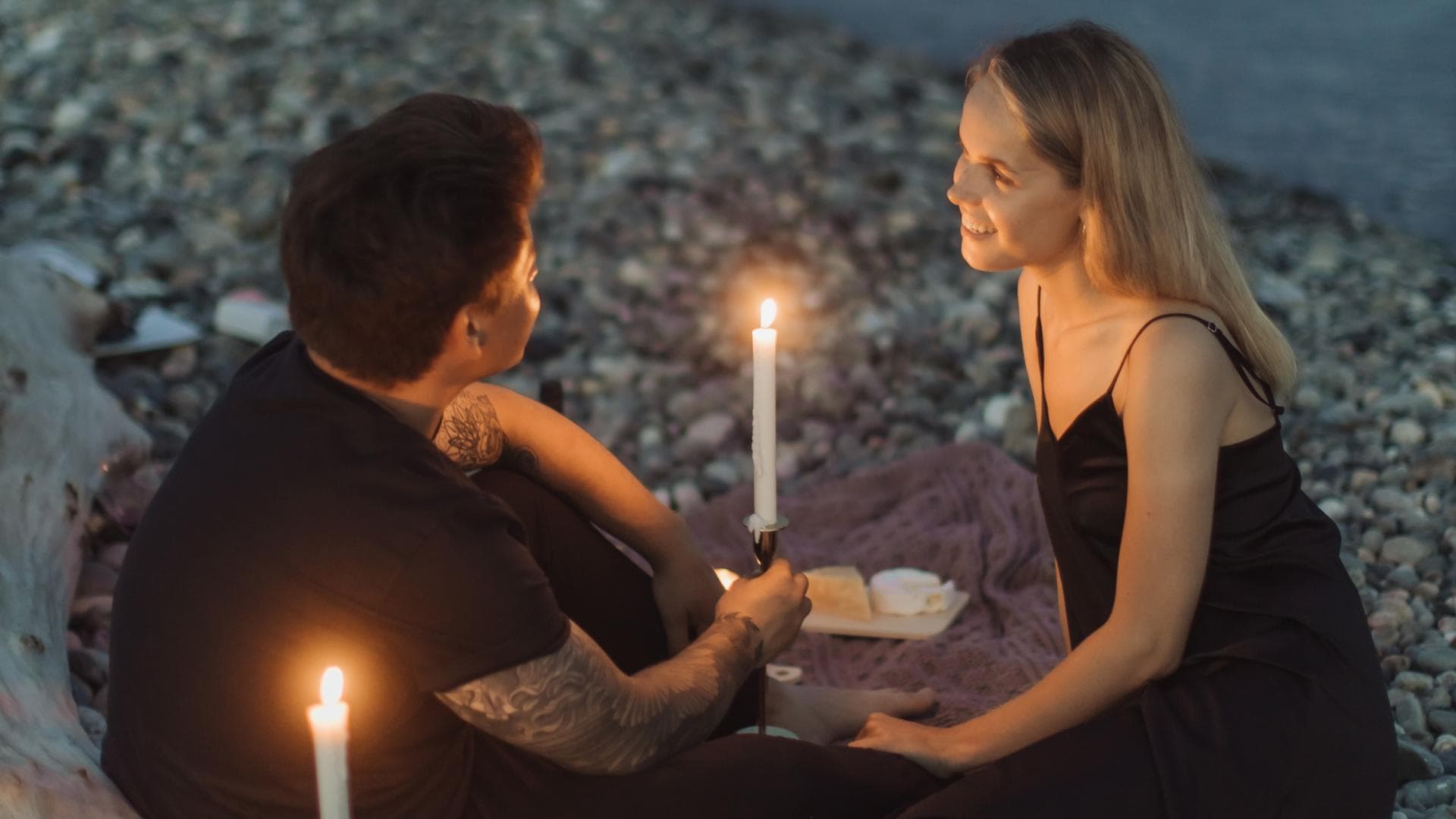 Mann und Frau am Kiesstrand