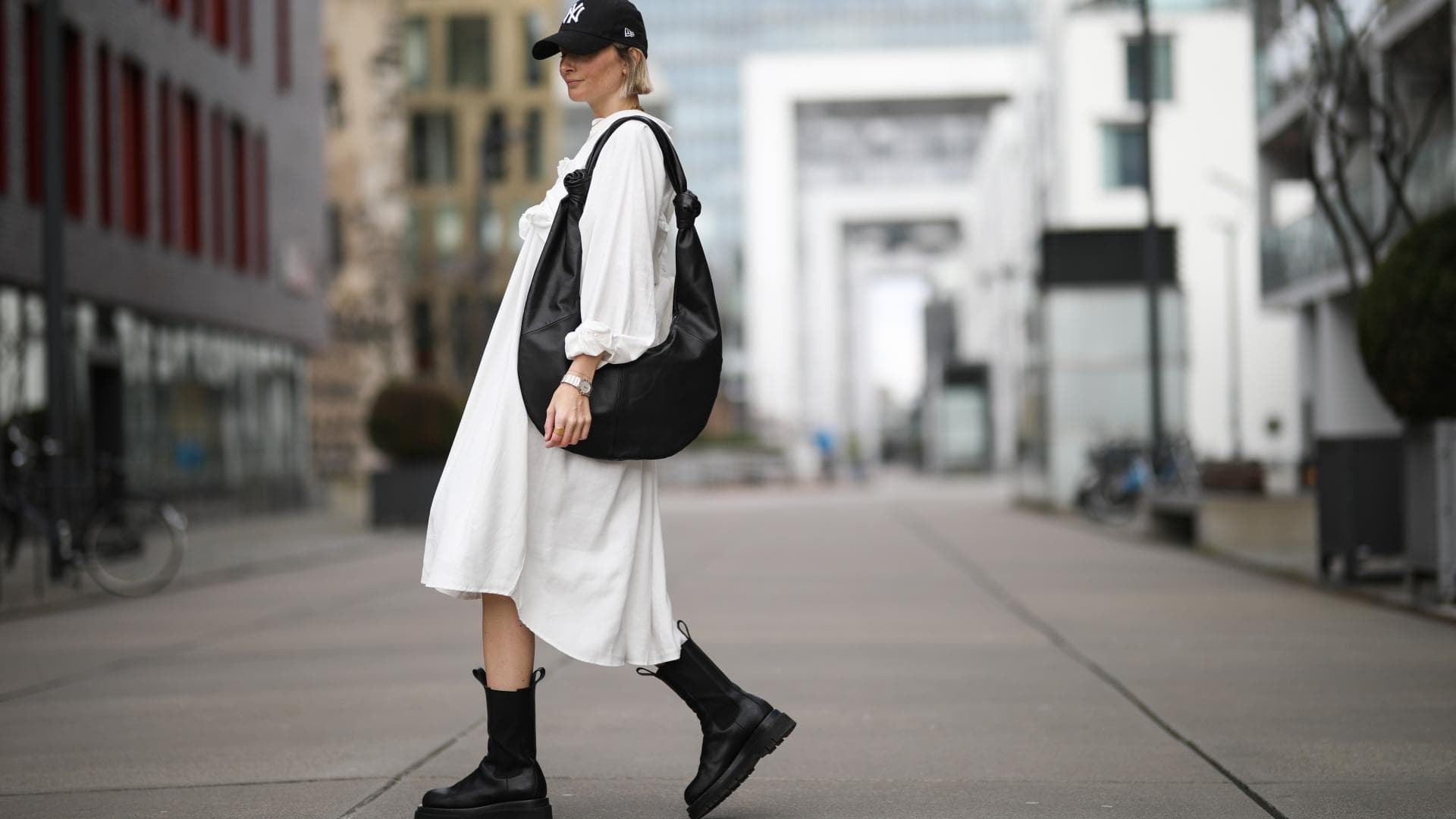Bloggerin trägt weites weißes Kleid