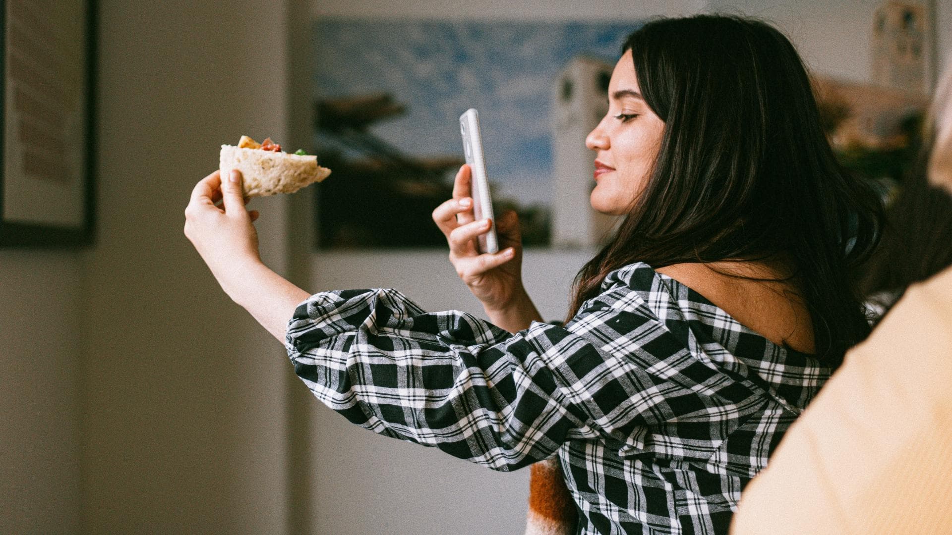 Mädchen fotografiert ihr Essen mit Smartphone