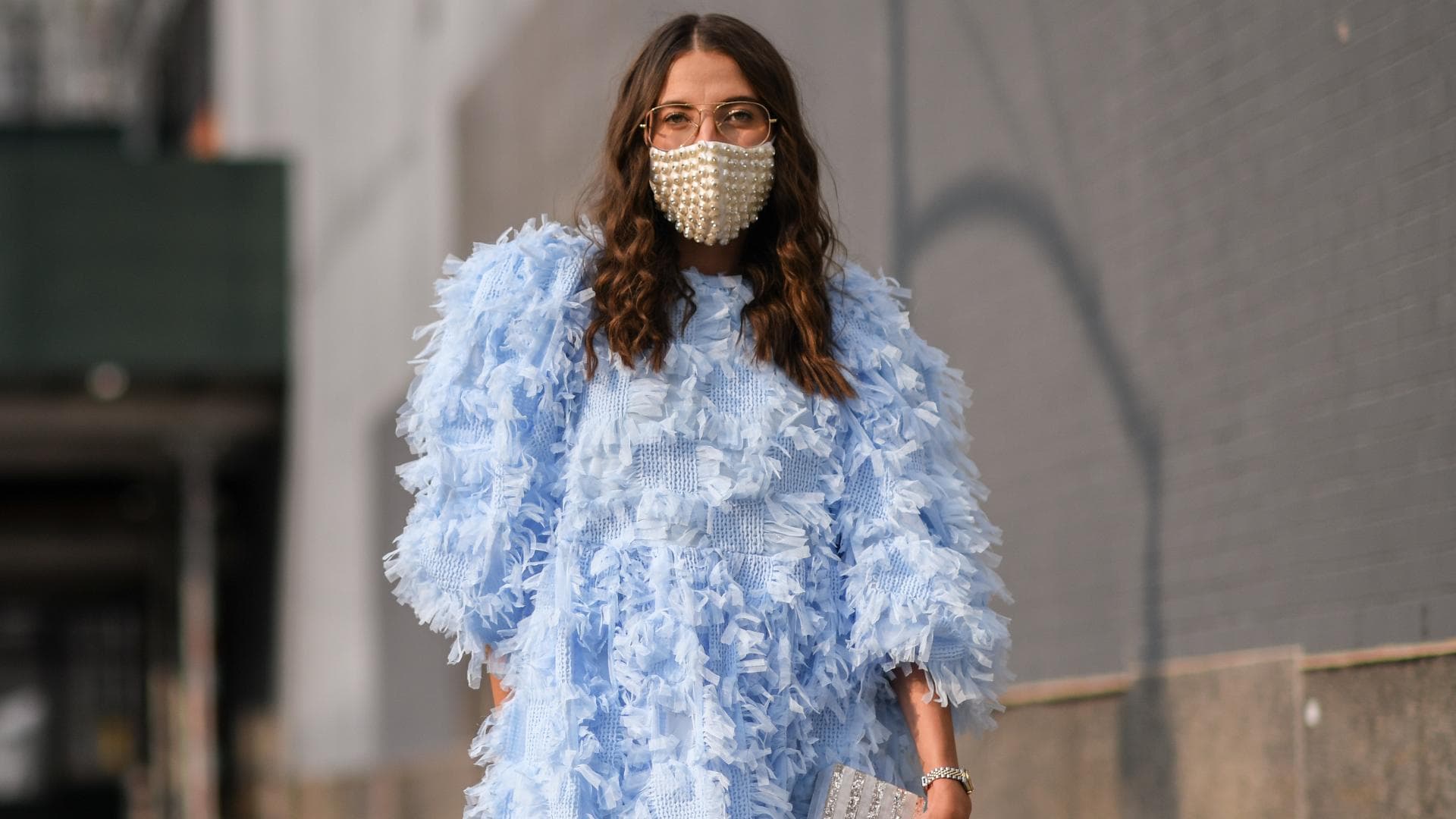 Bloggerin trägt Brillentrend 