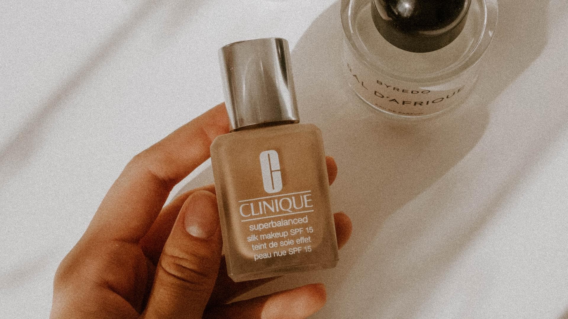 Make-Up Foundation und Beautyprodukte auf dem Tisch