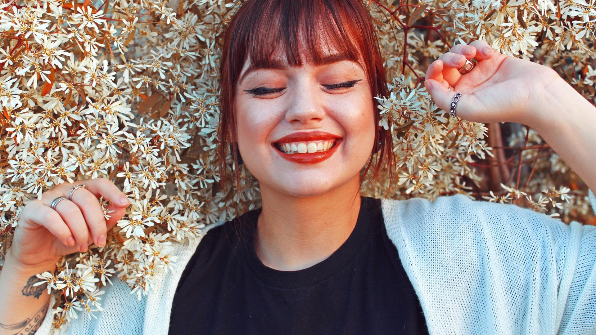 Horoskop: Frau lacht in die Kamera 