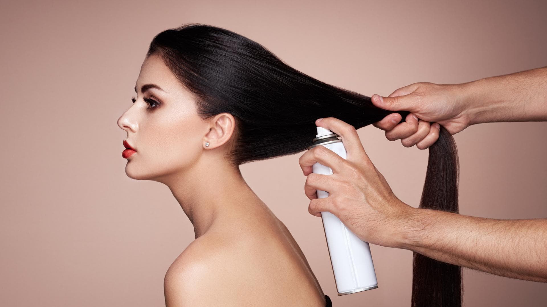 Frau mit Trockenshampoo