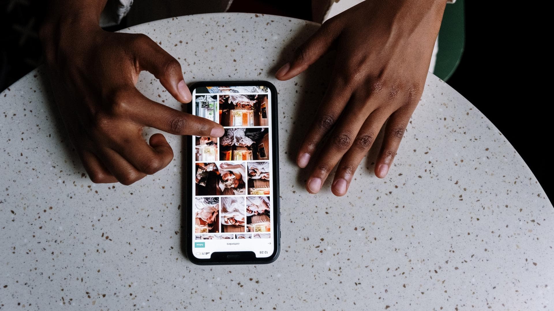 Hände auf dem Tisch mit Smartphone
