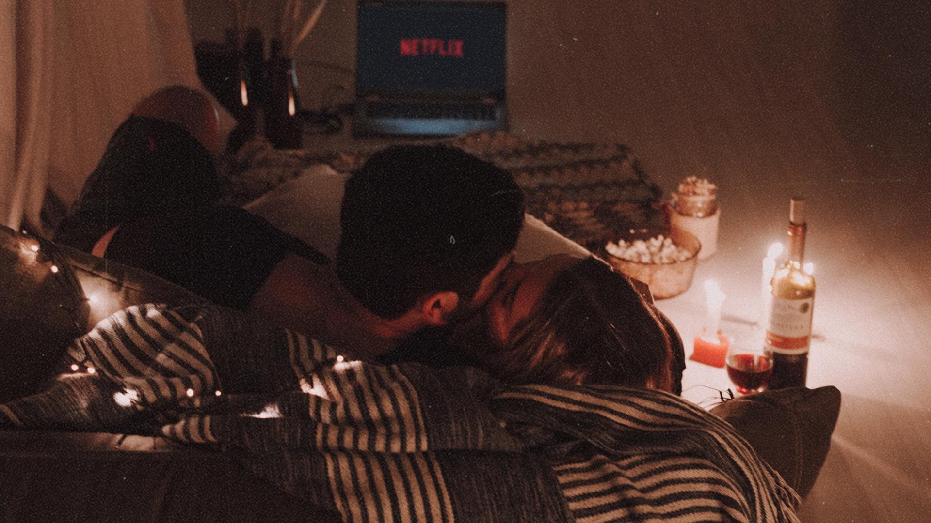 Pärchen auf Sofa beim Netflix Schauen