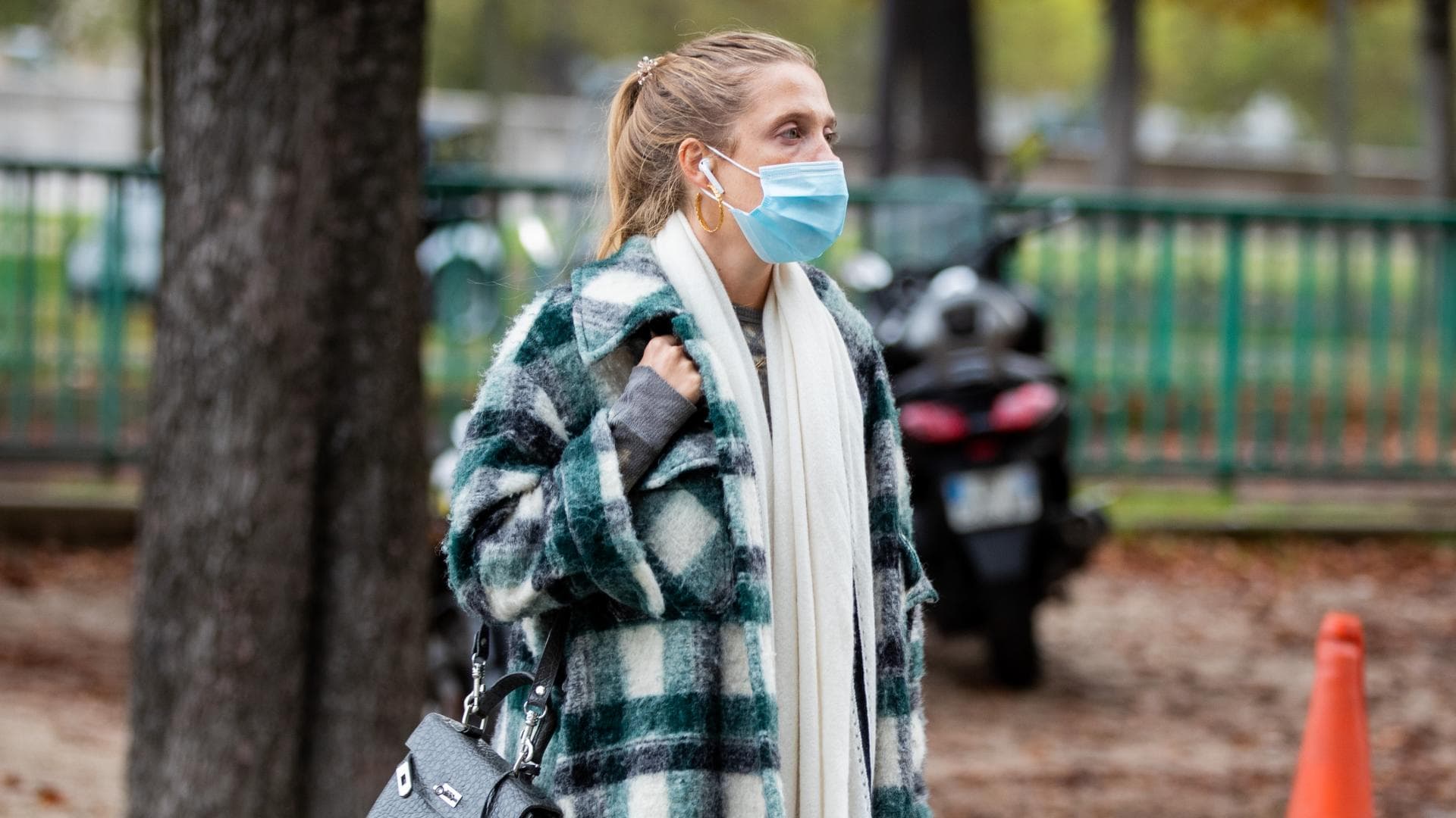 Frau mit kariertem Mantel und Schal