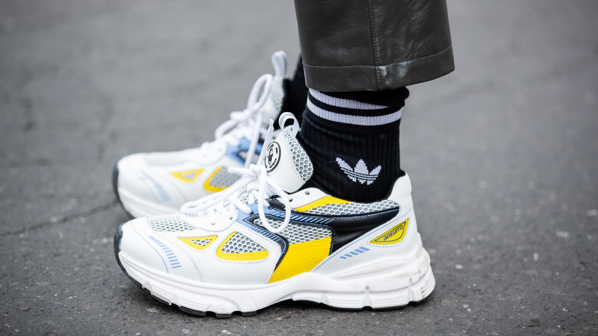 Sneaker und lange Socken