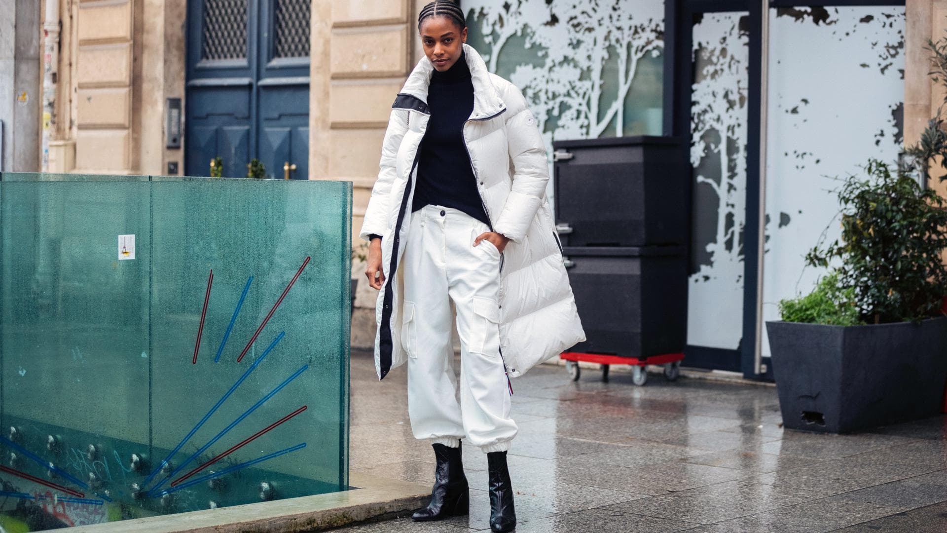 Model trägt Puffer Jacket in weiß