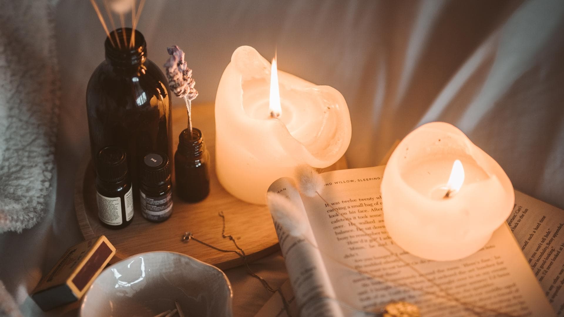 Vegane Kerzen neben einem Buch