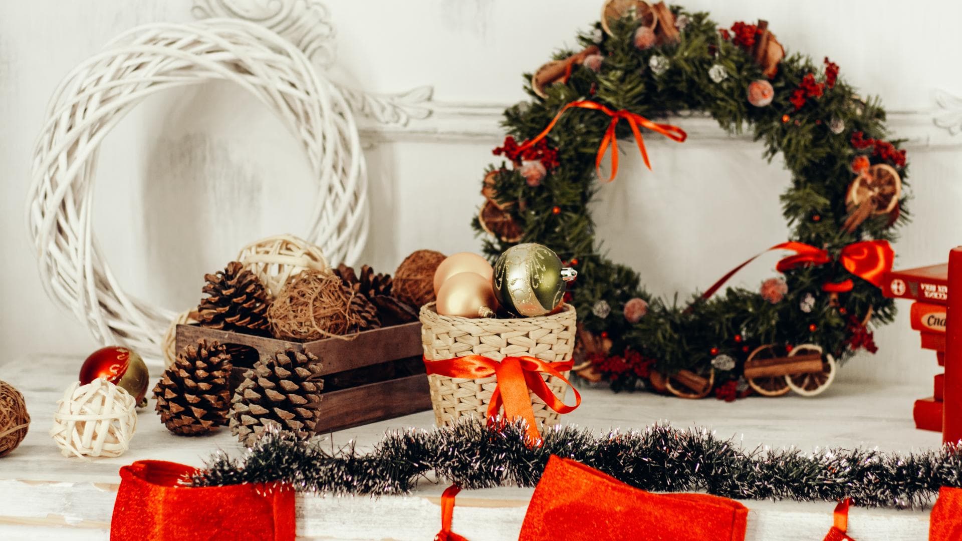 Adventskranz, Tannenzapfen und Weihnachtskugeln