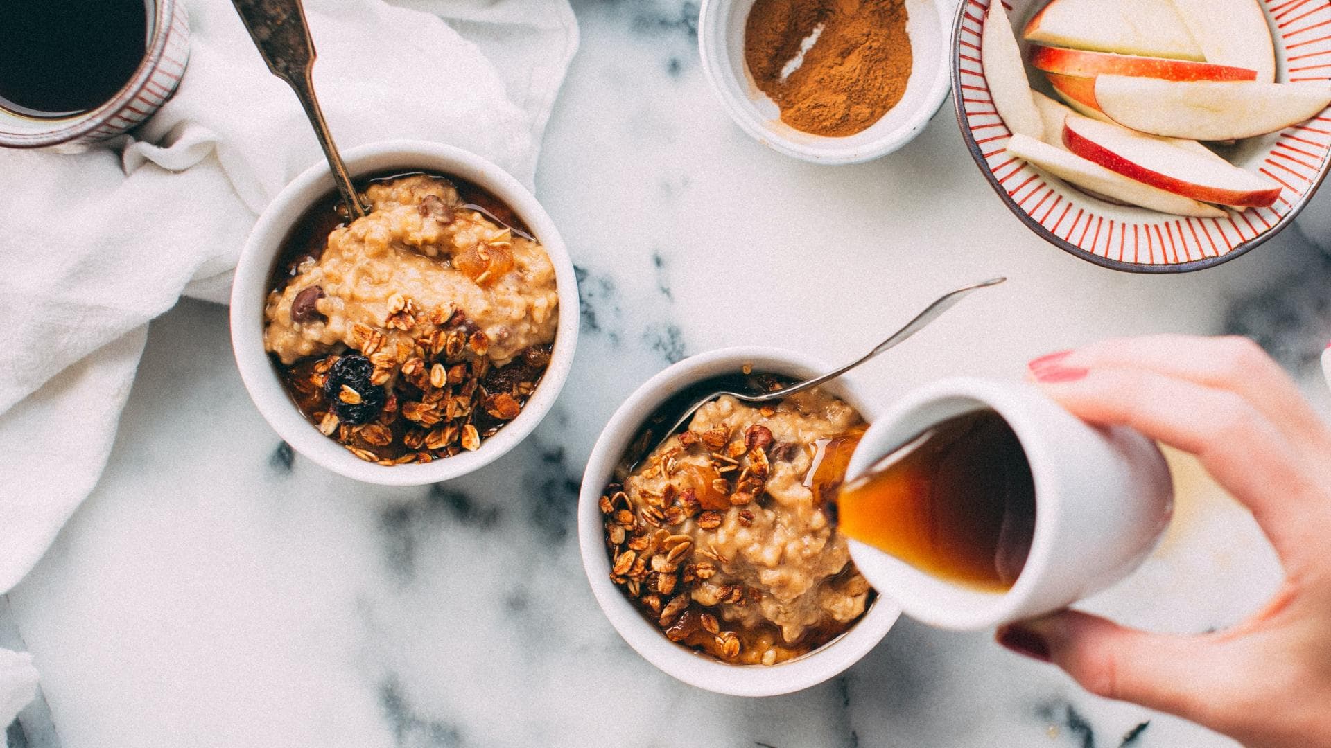 Zwei schalen mit Porrdige, daneben Apfel und Zimt