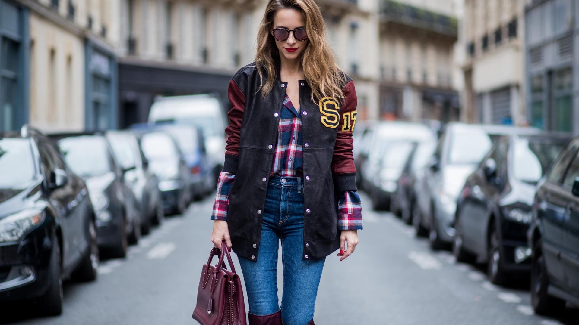 Bloggerin trägt Skinny Jeans mit kniehohen Stiefel