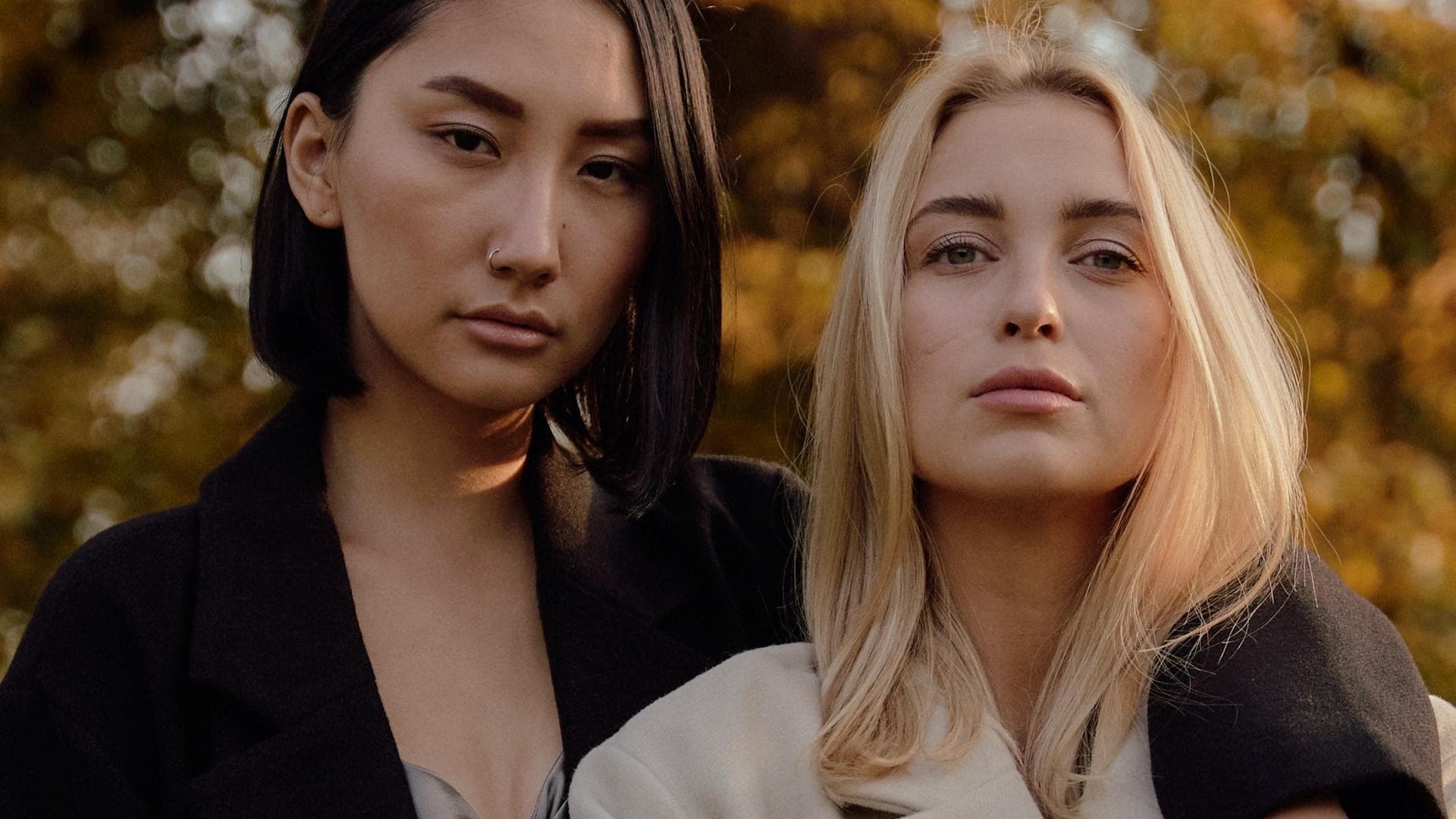 Zwei Frauen umarmen sich