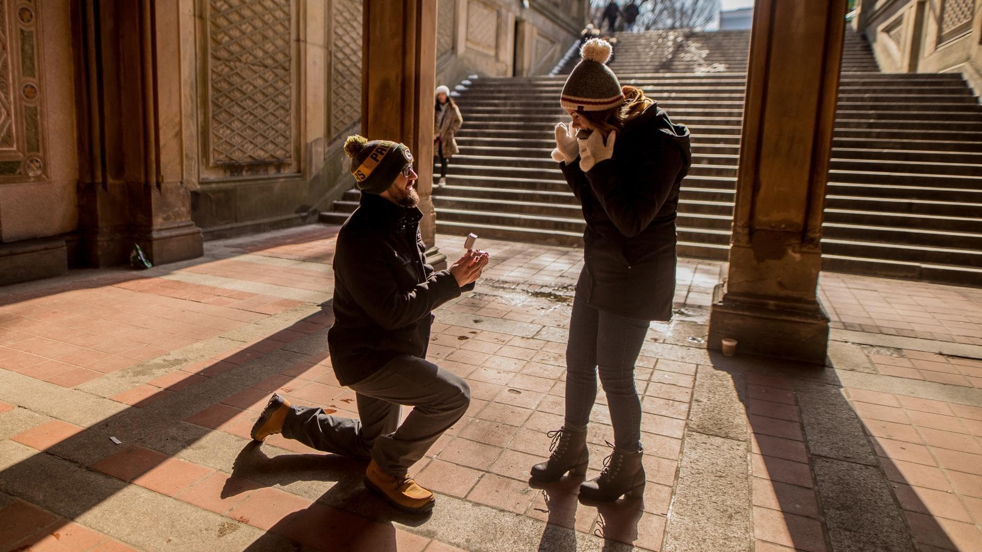 Mann macht Heiratsantrag an Frau