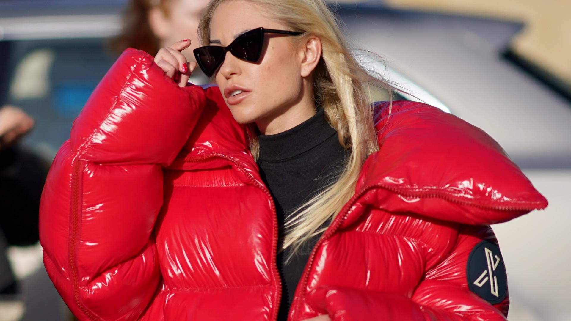 Bloggerin trägt Trend Farbe Rot