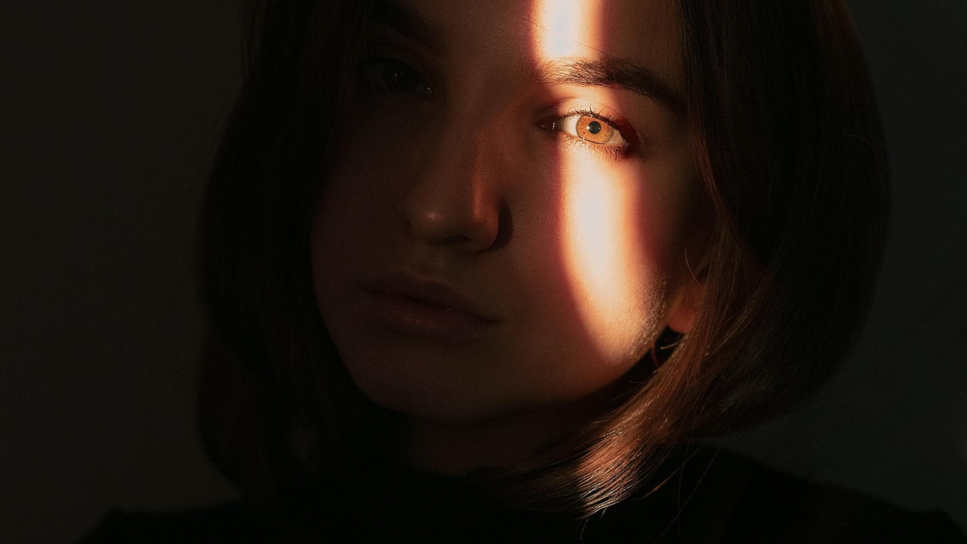Junge Frau mit braunen Augen