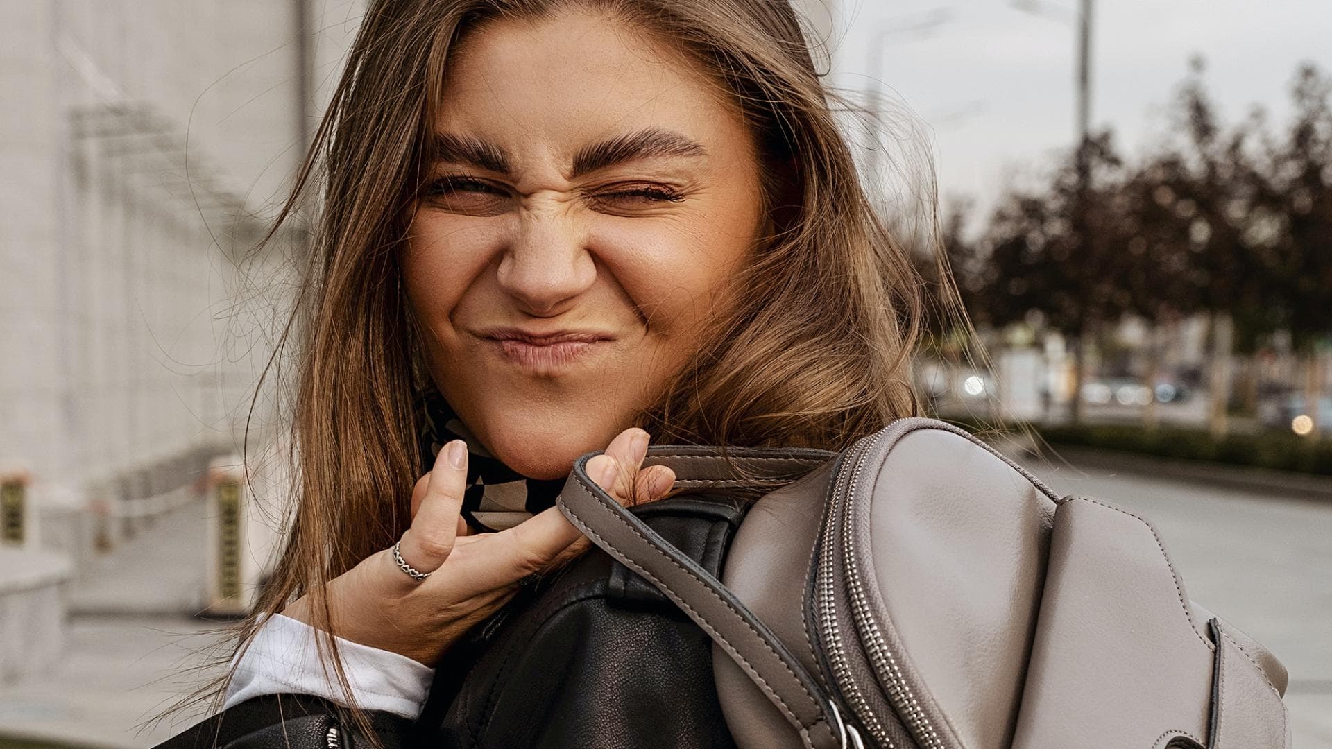 Corona Handtaschen-Hack