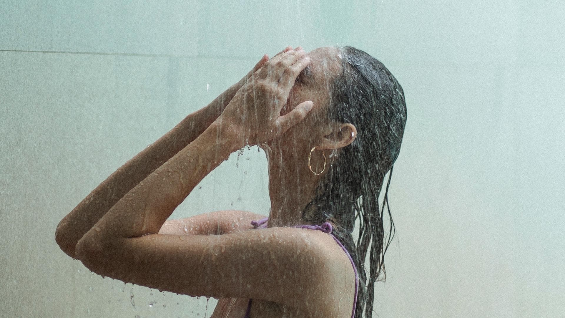 Frau unter der Dusche