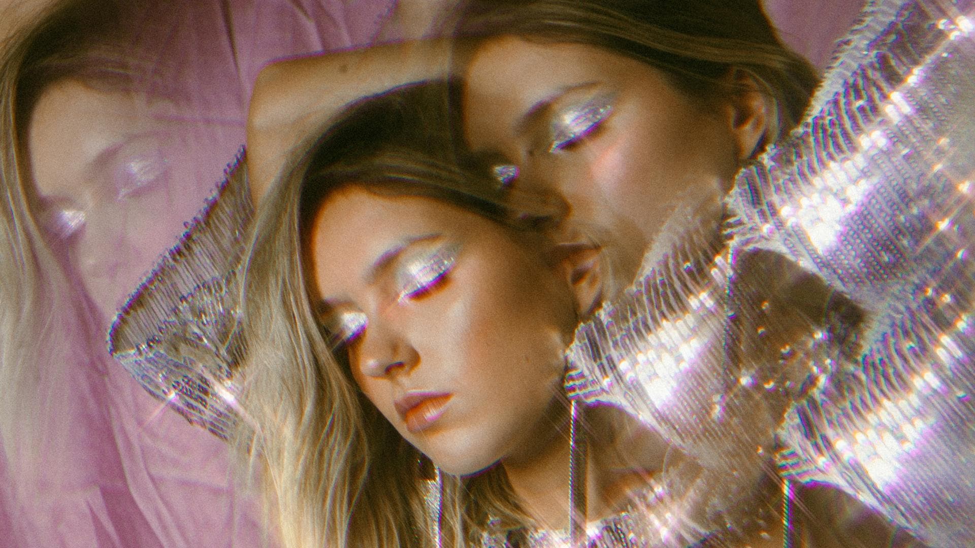 Frauengesichter in Glitzer