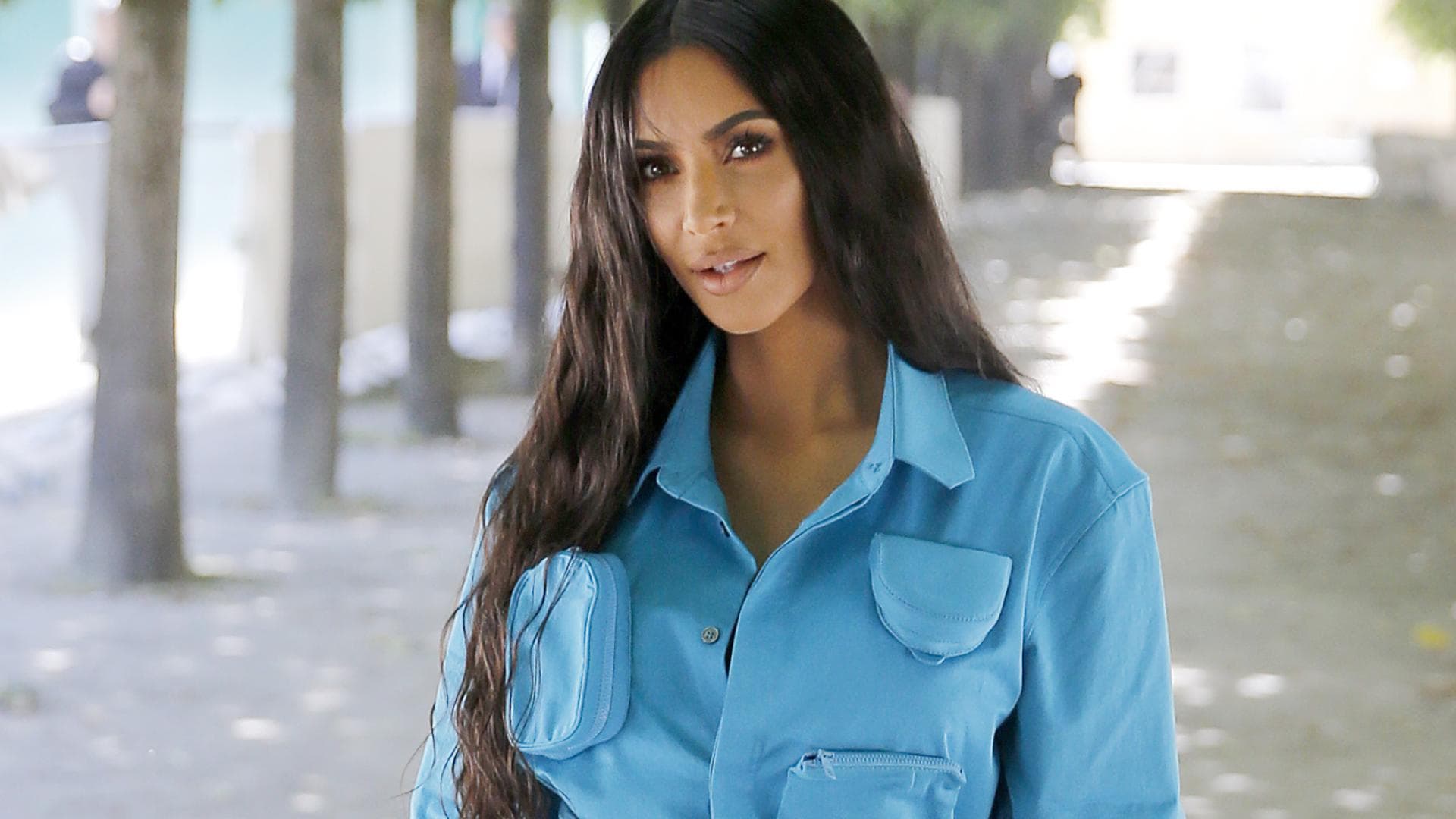 KimKardashian im blauen Kleid