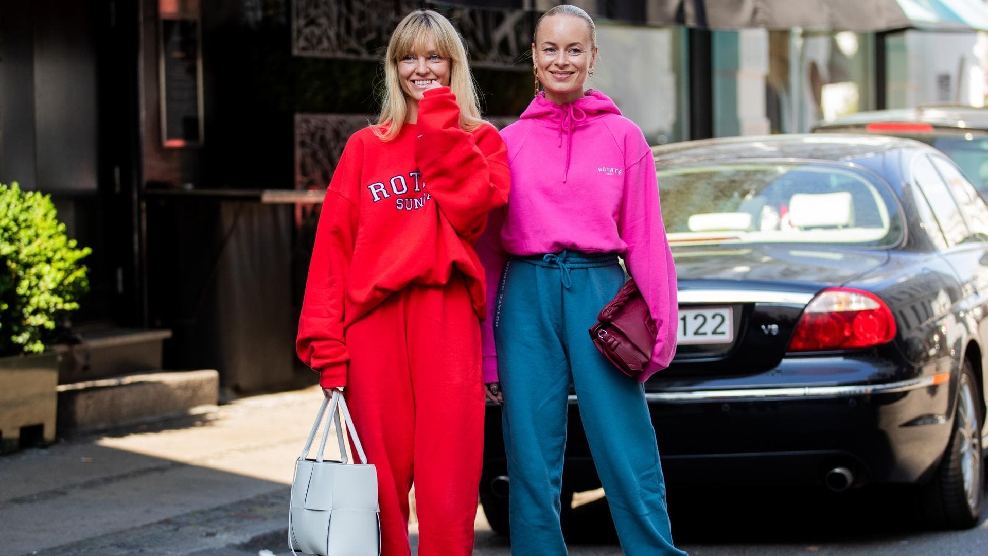 Zwei Blogger im Jogginganzug auf der Straße 