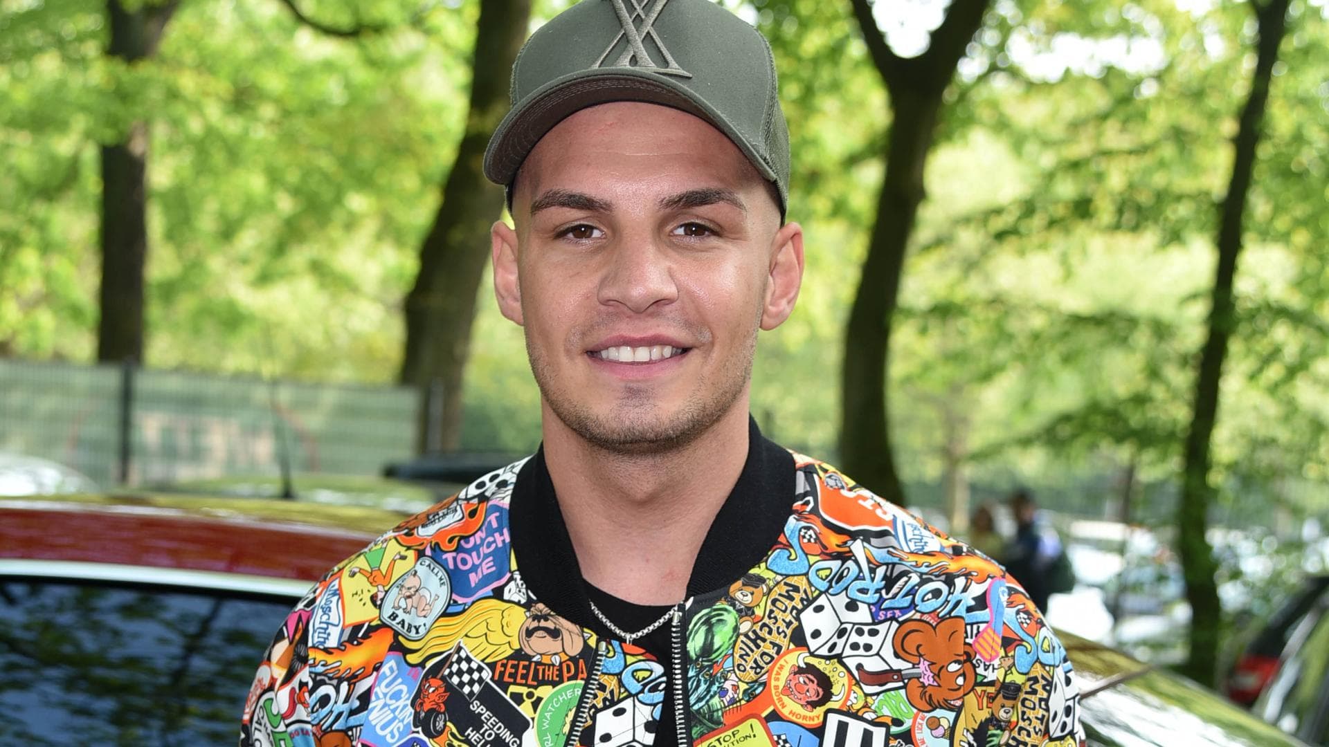 Pietro Lombardi in bunter Jacke mit Cap 