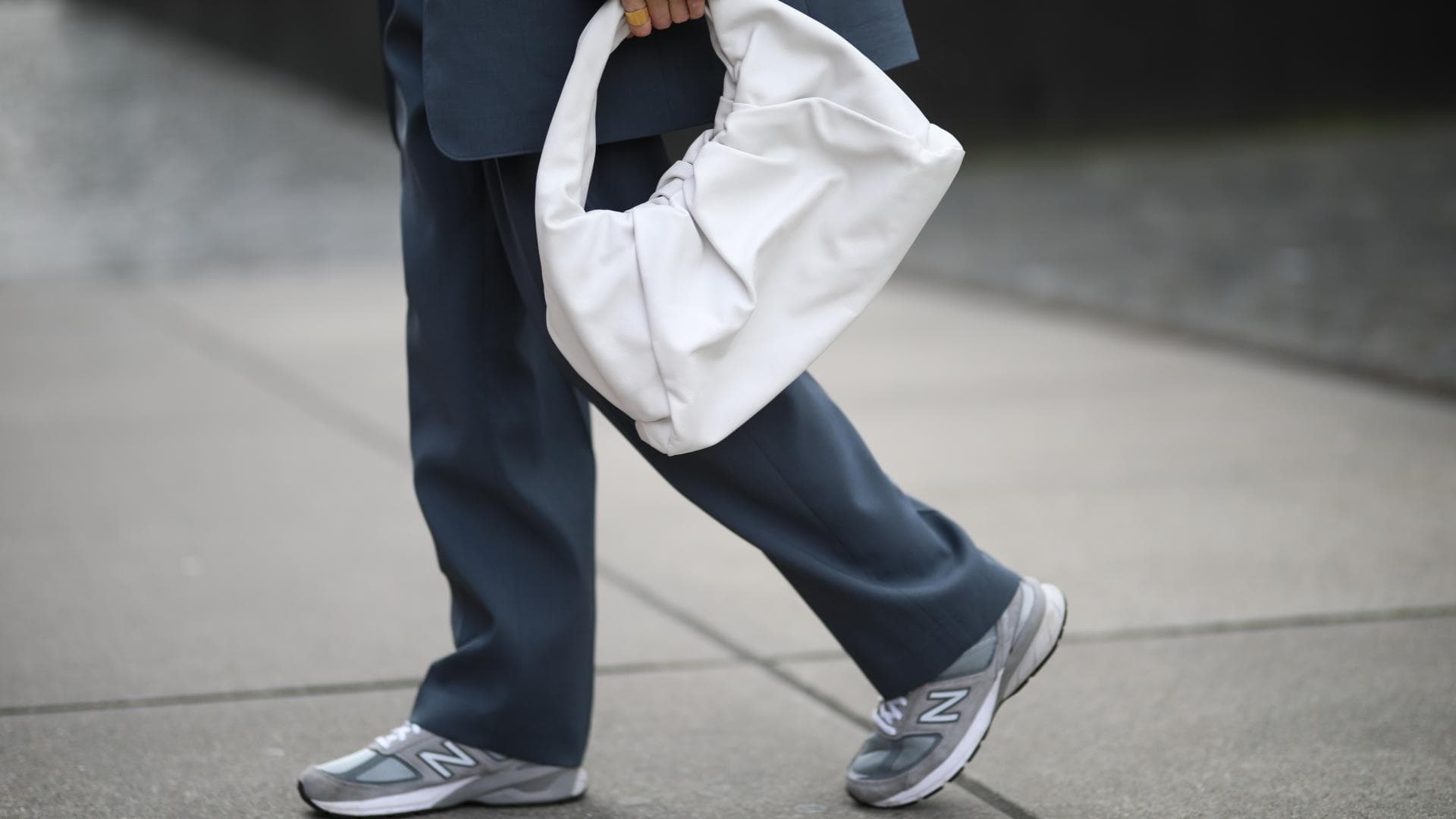 Weiße Handtasche Hobo Bag an Influencerin